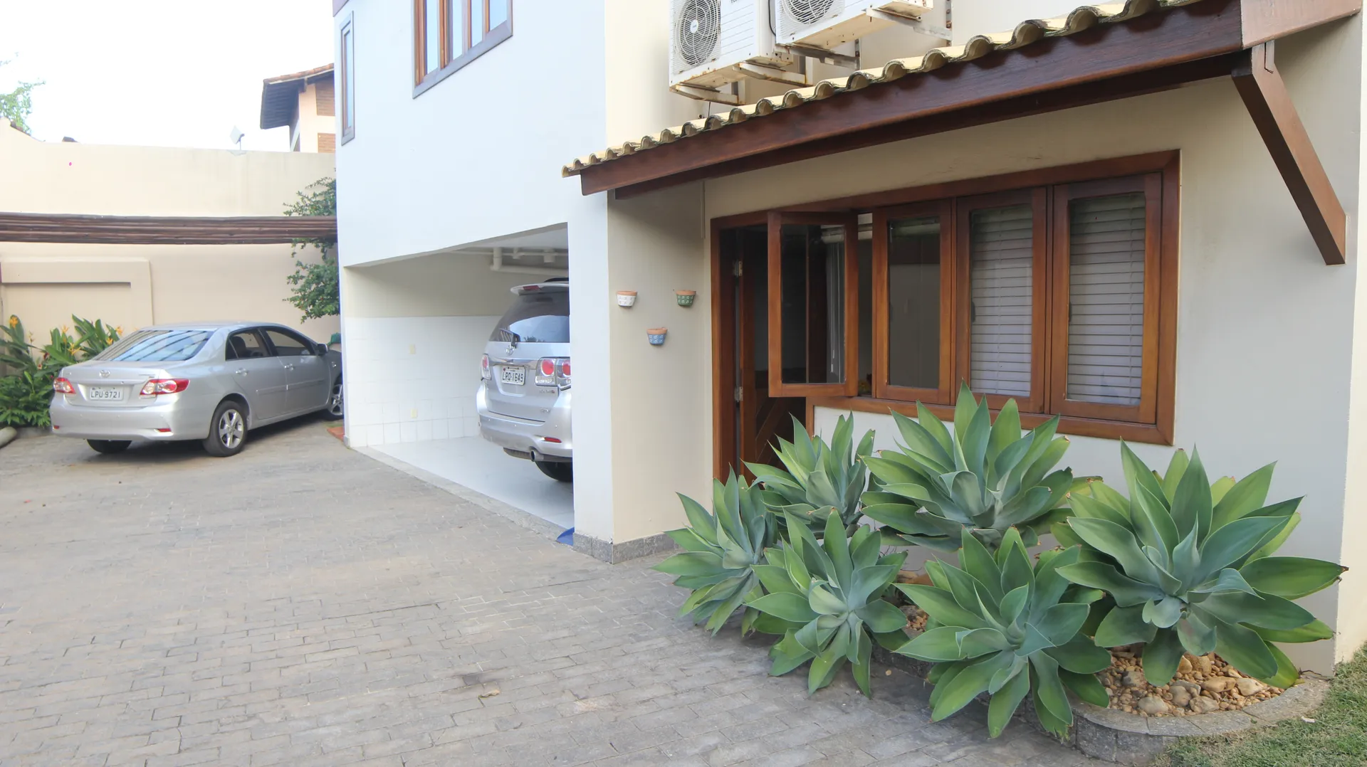 Fachada e Garagem